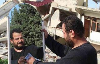 Depremzede 1 ay sonra aynaya bakıp haline şükretti