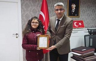 Depremzede Azra, Kaymakam Çalışır’ın resmini...