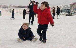 Depremzede çocuklar Bitlis’te kar keyfi yaşadı