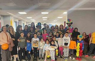 Depremzede çocuklar için palyaço gösterisi