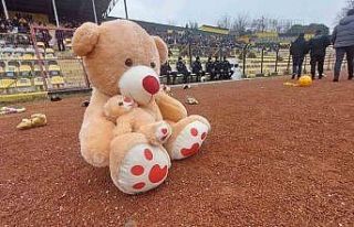 Depremzede çocuklar için sahaya oyuncak yağdı