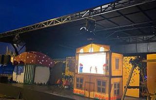 Depremzede çocuklar mobil sahne ile doyasıya eğlendi