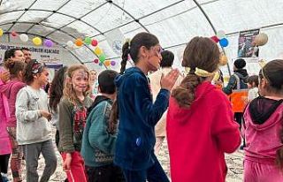 Depremzede çocuklar, oyun çadırında eğleniyor