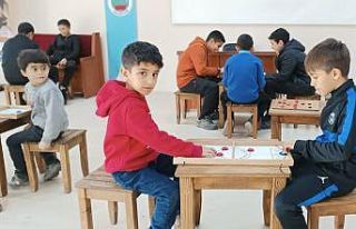 Depremzede çocuklar, Siirt belediyesi spor tesislerinde...