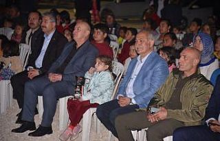 Depremzede çocuklar ve il protokolü Tosun Paşa’...
