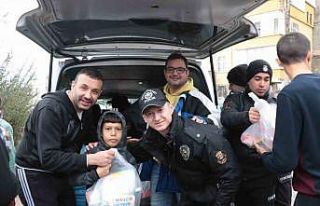 Depremzede çocuklara Ankara’dan gelen polislerden...