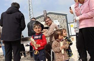 Depremzede çocuklara Oltu cağ kebabı ikram ettiler