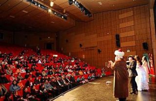 Depremzede çocuklara tiyatro gösterisi