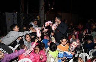 Depremzede çocukların dev ekranda sinema keyfi