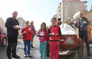 Depremzede çocukların "kar dedesi"
