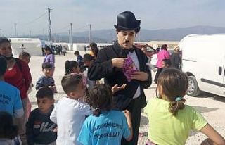 Depremzede çocukların yüzü Charlie Chaplin ile...