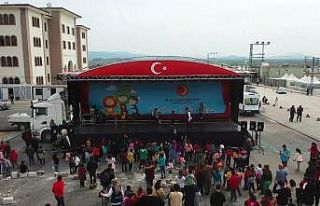 Depremzede çocukların yüzü “mobil tiyatro tırı”...