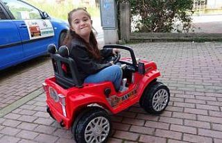 Depremzede down sendromlu Doğa, akülü arabasına...