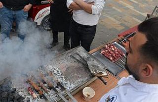 Depremzede esnaf kepenklerini açtı