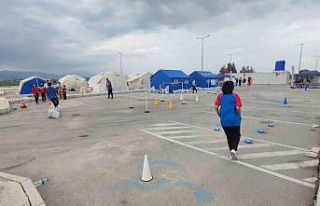 Depremzede gençler sınavlara çadır kentte kurulan...