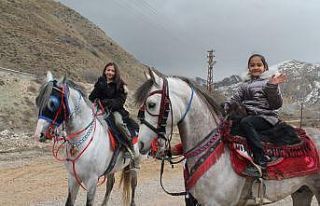 Depremzede ikizler Bayburt’ta atları dörtnala...