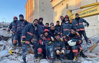 Depremzede itfaiyeciler ailelerini bırakıp yardımı...