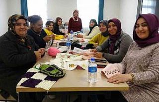 Depremzede kadınlar el nakışı ile depremin izlerini...