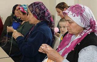 Depremzede kadınlar örgü örerek stres atıyor
