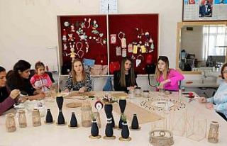 Depremzede kadınlar, ürettikleri ürünleri satışa...