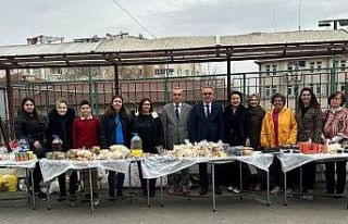 Depremzede öğrenciler için hayır çarşısı kuruldu