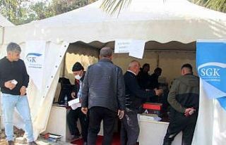 Depremzede vatandaşlara mobil hizmet noktasında...