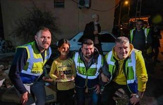 Depremzede Zehra’ya çadırda doğum günü sürprizi