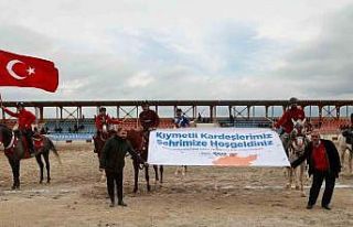 Depremzedeler için cirit gösterisi düzenlendi