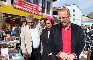 Depremzedeler için hayır çarşısı kuruldu