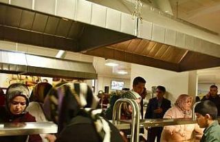 Depremzedeler iftarlarını kaldıkları GSB yurtlarında...