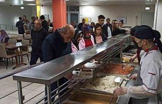 Depremzedeler ilk iftarlarını kaldıkları yurtta...