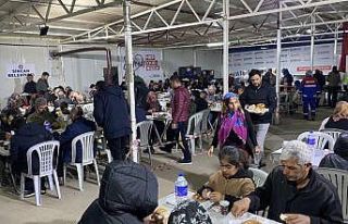 Depremzedeler sahurda çadırlarda buluştu