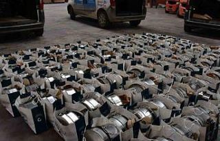 Depremzedelere mutfak seti dağıtıldı