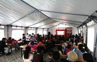 Depremzedelerin yüzleri Hacivat ve Karagöz oyunuyla...