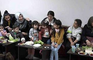 Depremzedenin yaktığı ağıt, salondakileri ağlattı