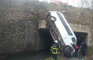 Dere yatağına düşen minibüsteki 13 kişi yaralandı