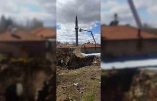 Develi’de depremde hasar gören minare böyle yıkıldı