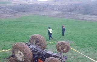 Devrilen traktörün altında kalan sürücü öldü