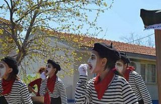 Dikili’de Tiyatro Günü kutlandı