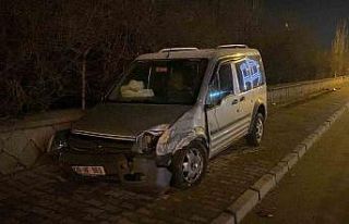 Direksiyon hakimiyetini kaybetti, duvarı yıktı