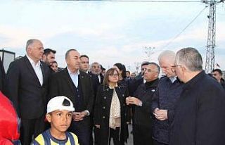 Dışişleri Bakanı Çavuşoğlu iftarını depremzedelerle...