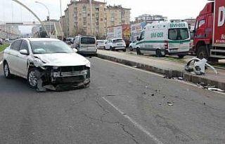 Diyarbakır’da araçlar çarpıştı, sürücüler...