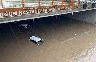 Diyarbakır’da araçlar sağanakla birlikte alt...