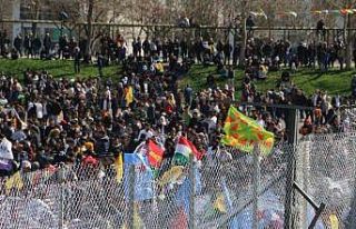 Diyarbakır’da Nevruz kutlamasında terör paçavrası...