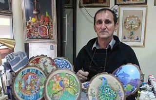 Doğadaki atık kütükleri işleyerek sanat eserine...