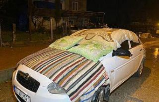 Dolu yağışına karşı araçlara battaniye ve yorganlı...