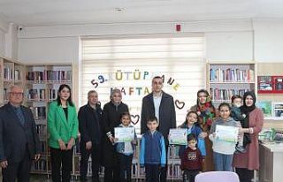 Domaniç’te en çok kitap okuyan öğrenciler ödüllendirildi