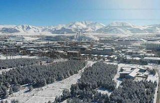 Dronla görüntülenen kar manzarası kartpostallık...