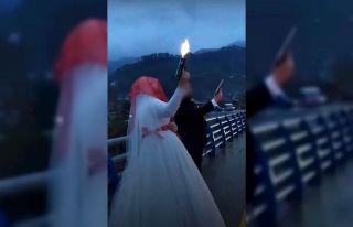 Düğün konvoyunda damat ve gelinin ‘pes’ dedirten...