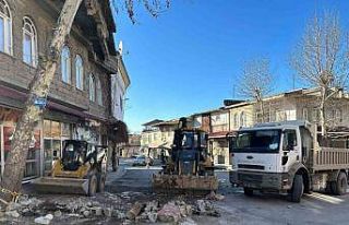 Dulkadiroğlu’nda ara sokaklar molozlardan temizleniyor